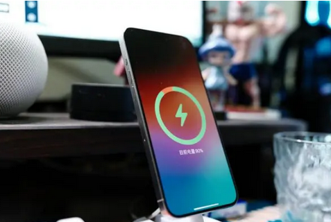 大路镇苹果15换屏服务分享用什么充电器给iPhone15充电更好 